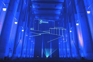  Eine spektakuläre Lasershow setzte den Rohbau des neuen Kaimann-Logistikzentrums in Szene und lenkte den Blick der Zuschauer auf interessante Details der Unternehmensvision. 