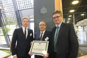  Dr. Thomas Beyerle, IVG, Burkhard Schleif, Provinzial, und Freiburgs Oberbürgermeister Dieter Salomon mit der Zertifizierungsurkunde. Im Hintergrund die enthüllte LEED-Plakette. 