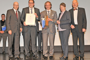  Preisverleihung für Produktinnovation mit (v.l.n.r.) Uwe Barth (Colt International GmbH), Lukas Verlage (Geschäftsführer Colt International GmbH), Thorsten Haase (Colt International GmbH), Dr. Barbara Hendricks (Bundesministerin für Umwelt, Naturschutz, B 