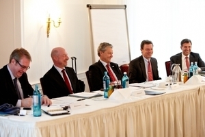  Vorstandstisch der VDS-Mitgliederversammlung mit (v.l.n.r.) Jens J. Wischmann, Andreas Dornbracht, Manfred Stather, Dr. Rolf-Eugen König und Hartmut Dalheimer. 