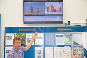  Der „Green Building Monitor“ in der Produktionshalle zeigt den tagesaktuellen Stromverbrauch.  