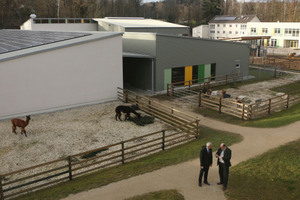  Gesamtanlage Ziegelhof mit PV-Anlage auf dem Dach des Stallgebäudes (links); im Hintergrund die Solarthermieanlage auf dem Dach des Verwaltungsgebäudes 