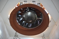  Einlassen des Tunnel-Axialventilators in die individuell für den Prüfaufbau angefertigte Konstruktion (Foto: MPA Braunschweig)
  