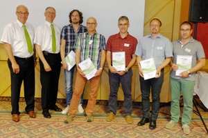  Fünf CentraLine-Partner wurden von Bernd Lüken (Vertriebsleiter Honeywell Haustechnik, links) und Karlheinz Jäger (CentraLine Verkaufsleiter Partnergeschäft Central Europe, 2.v.l.) für ihren Erfolg im Jahr 2014 ausgezeichnet (v.l.n.r.): Clemens Leugers (M 