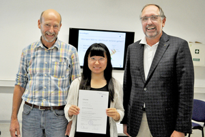  Ingenieur Jürgen Kosok (links), Bosch Solarthermie GmbH, und Prof. Dr. Franz-Peter Schmickler betreuten die chinesische Studentin Yue Shiqi während ihrer Bachelorarbeit an der FH Münster. 