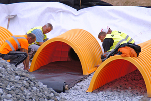  Birco-Rigolentunnel von StormTech bilden in einer oder mehreren Reihen eingebaut die zentralen Bauteile von Regenwasser-Versickerungsanlagen oder, wie bei Bitzer in Schkeuditz, von Anlagen der Regenrückhaltung.  