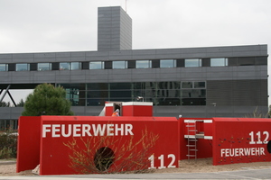  Die Feuerwache in der Heidelberger Bahnstadt mit Spielplatz davor. | Quelle: Passivhaus Institut  