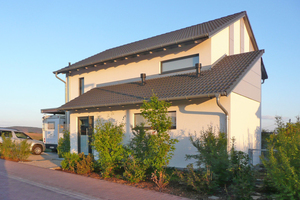  „Passivhaus Plus“ oder Plus-Energie-Haus - das Einfamilienwohnhaus in Bad Sobernheim von Südwesten aus gesehen (Architektin: Dipl.-Ing. Heidrun Hampel) 