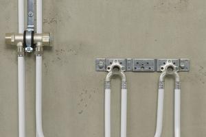  Doppel-Wandscheiben ermöglichen in Reihen- und Ringinstallationen das Durchschleifen der Trinkwasserleitung ohne Stagnationsstrecke. 