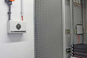  Rauchansaugsystem (RAS) und Videoüberwachung in einem Technikraum. Mit dem RAS wird eine frühestmögliche Rauchdetektion sichergestellt 