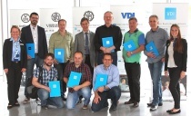 Erfolgreiche Absolventen des Zertifikats-Lehrgangs  Geb?udeautomation mit Mitarbeiterinnen der VDI Wissensforum GmbH