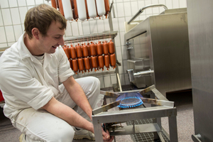  Achim Hofmann nimmt einen mit Flüssiggas betriebenen Kocher der  Metzgerei in Betrieb. 