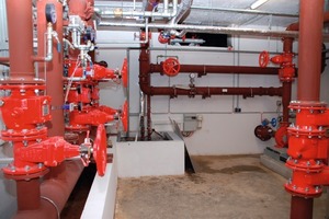  Sprinklerzentrale mit Pumpensumpf für die Entwässerung der Bodeneinläufe  