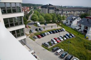  Unter dem Parkplatz des Neubaus befindet sich das Erdsonden-Feld mit ingesamt 28 Bohrungen, die in bis zu 99 m Tiefe reichen 