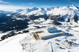  Blick auf das Romantik Hotel Muottas Murgal im Winter 