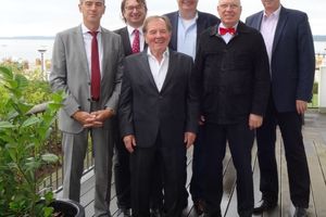  Die wiedergewählten Vorstandsmitglieder des Verbands für Sicherheitstechnik (VfS) Hans-Jürgen Grämer, Andreas Hasenpusch und Karl-Heinz Hollung (hinten v.l.n.r) zusammen mit Peter Reithmeier (vorne), Bernd Ammelung (2. v.r.) und VfS-Geschäftsführer Wilfri 